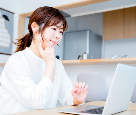 ノートPCで投資を学ぶ受講者のイメージ